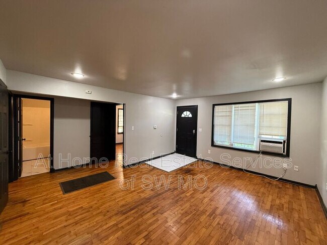 Building Photo - 1521 E McDaniel St