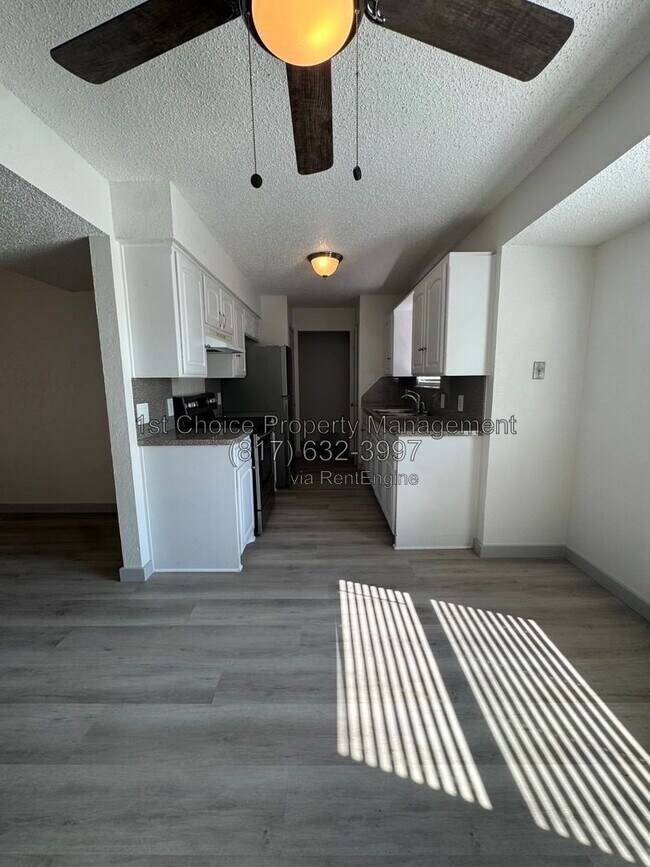 Foto del edificio - 4900 French Wood Dr
