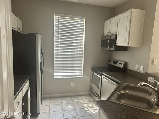 Building Photo - 13703 Richmond Park Dr N