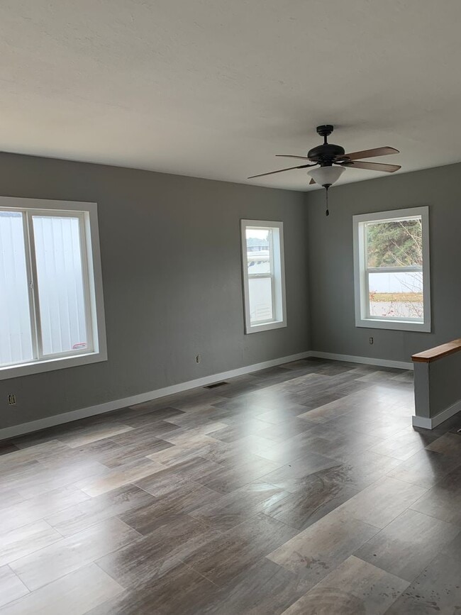Building Photo - Updated 3 bedroom, 2 bath house