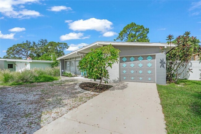 Building Photo - 4801 Sarasota Ave