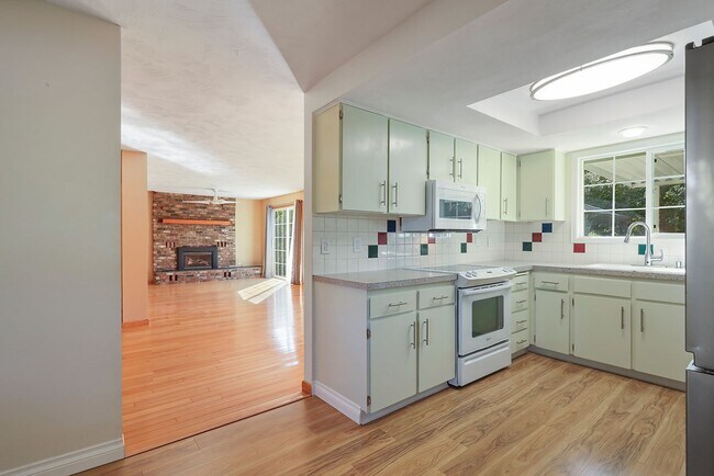 Building Photo - Application Pending - 3 Bedroom Home For R...