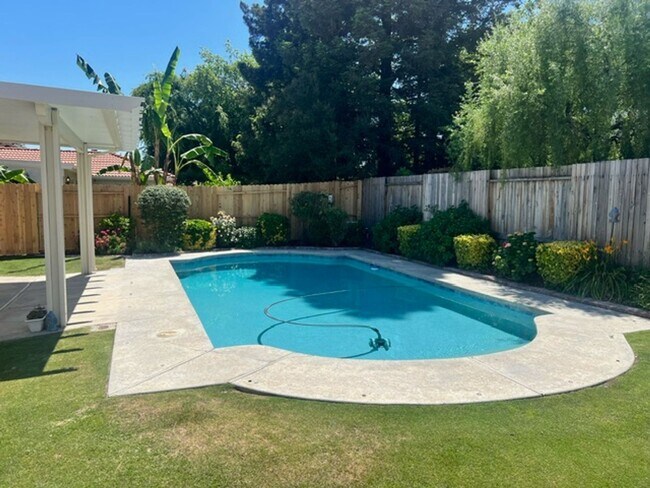 Building Photo - Gorgeous 4 Bedroom 2 Bath Home W/Pool!