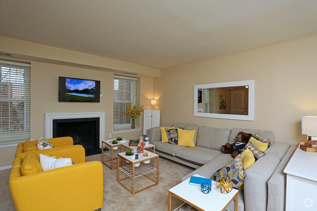 Living Room - Meadowbrook Apartments