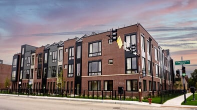 Building Photo - 2725 N Thatcher Ave