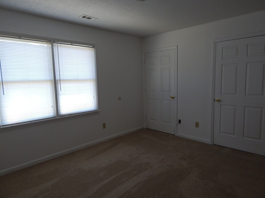 Primary Photo - Center of it all! Large 2 Bedroom Townhous...
