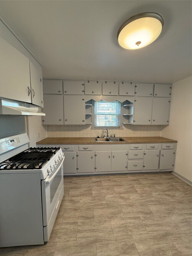 Building Photo - 706 Alice St