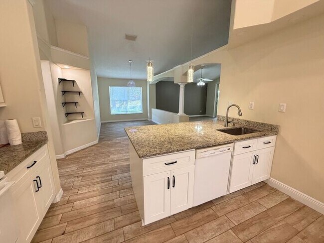 Building Photo - Groveland Home with community pool