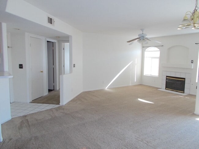 Foto del edificio - Charming 2 Bed / 2 Bath Condo with Firepla...
