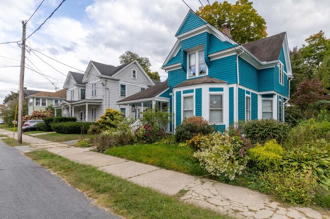 Foto del edificio - Historic, 3 bedroom home in the Chelsea Pa...