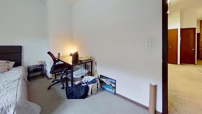 Building Photo - Raised First Floor East Lakeview One Bedroom