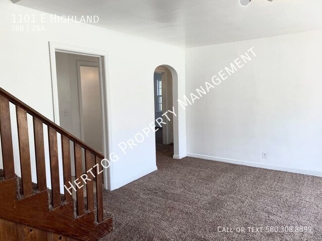Building Photo - 3 Bedroom 2 bathroom home with 2 living ar...
