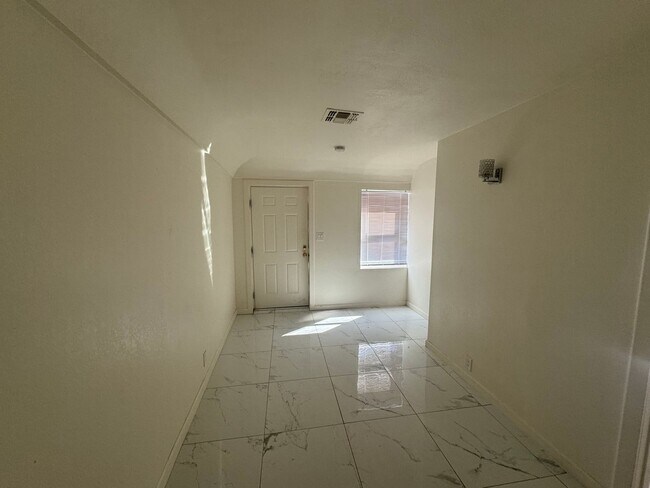 Foto del edificio - 332 W Illinois St