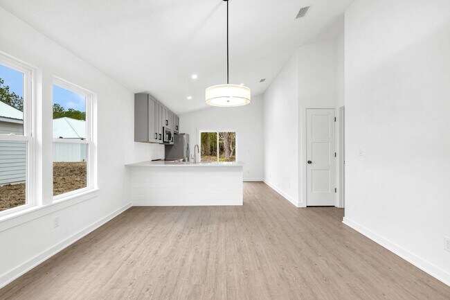 Building Photo - 972 W 9th St