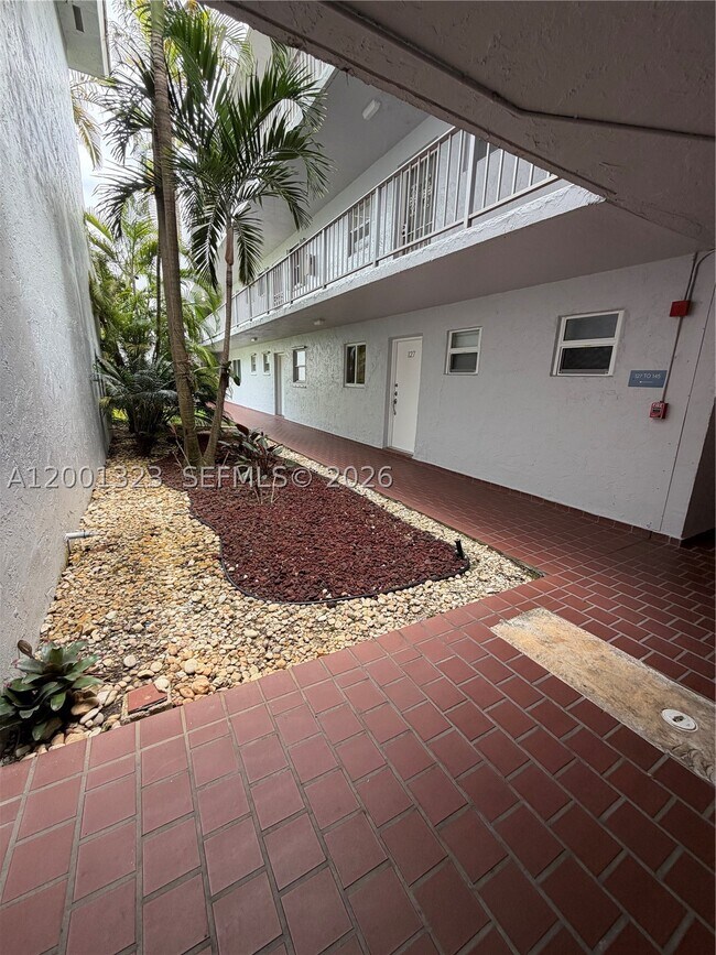 Foto del edificio - 100 Edgewater Dr