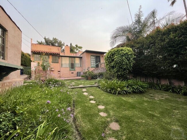 Foto del edificio - 10551 Troon Ave