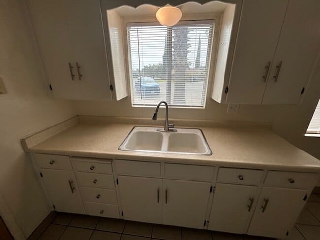 Building Photo - 2 bedroom 1 bathroom in NW Visalia! Close ...