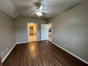 Building Photo - 9311 E Lakeside Dr