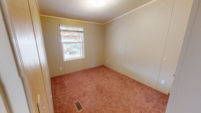 Foto del edificio - Unfurnished 2 bedroom home with large yard