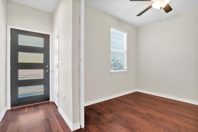 Foto del edificio - 5412 Golden Canary Ln