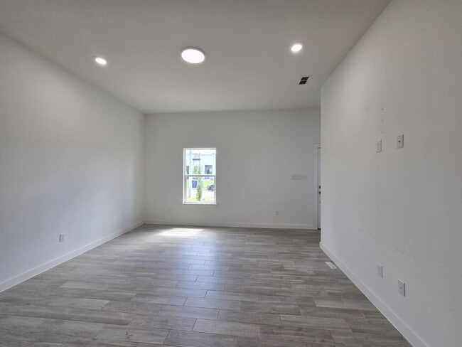 Building Photo - 1612 Cordova Dr