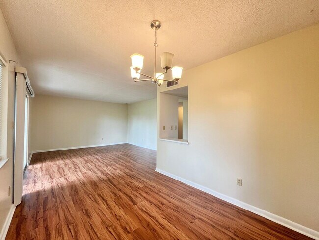 Foto del edificio - Charming 2-Bedroom Apartment Home in The Fairways – Silver Springs Shores