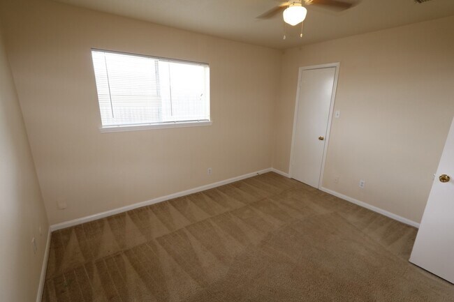 Foto del edificio - 13318 Rain Lily Ln