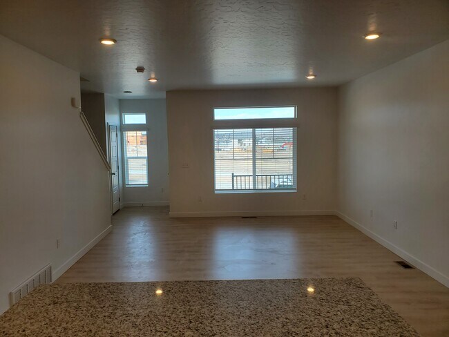 Building Photo - 4350 W Dixon Way