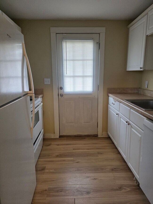 Foto del edificio - Two-story, 2 bedroom, 1 1/2 bath home