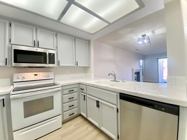Building Photo - Wonderful 2-Suite Bedroom Townhome in Frem...