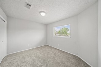 Building Photo - 303 Hearthside Cir