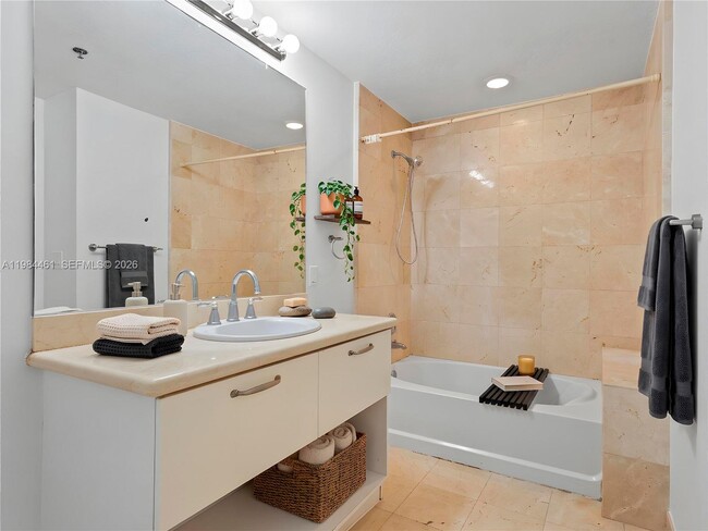 Foto del edificio - 6515 Collins Ave