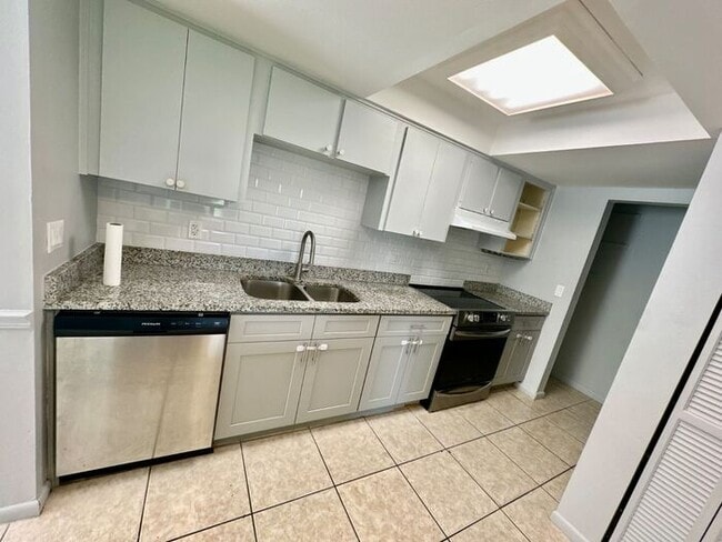 Foto del edificio - Spacious 2 bedroom on the first level