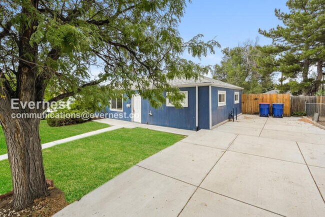 Building Photo - 3 Bed, 2 Bath Home with Fenced Yard / Available Soon!