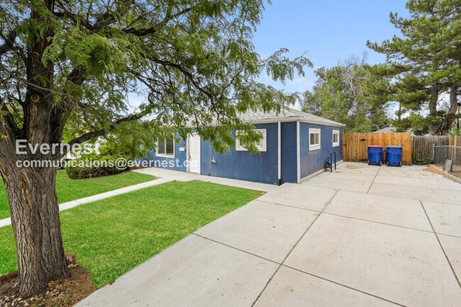 Building Photo - 706 Uvalda St