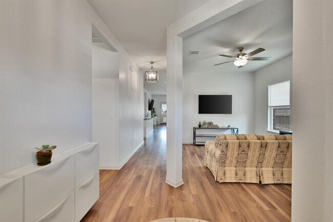 Foto del edificio - 324 Shiner Ln