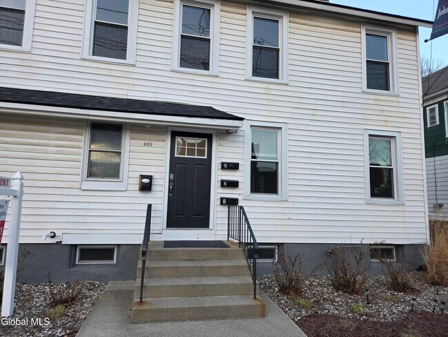 Foto del edificio - 669 Pawling Ave