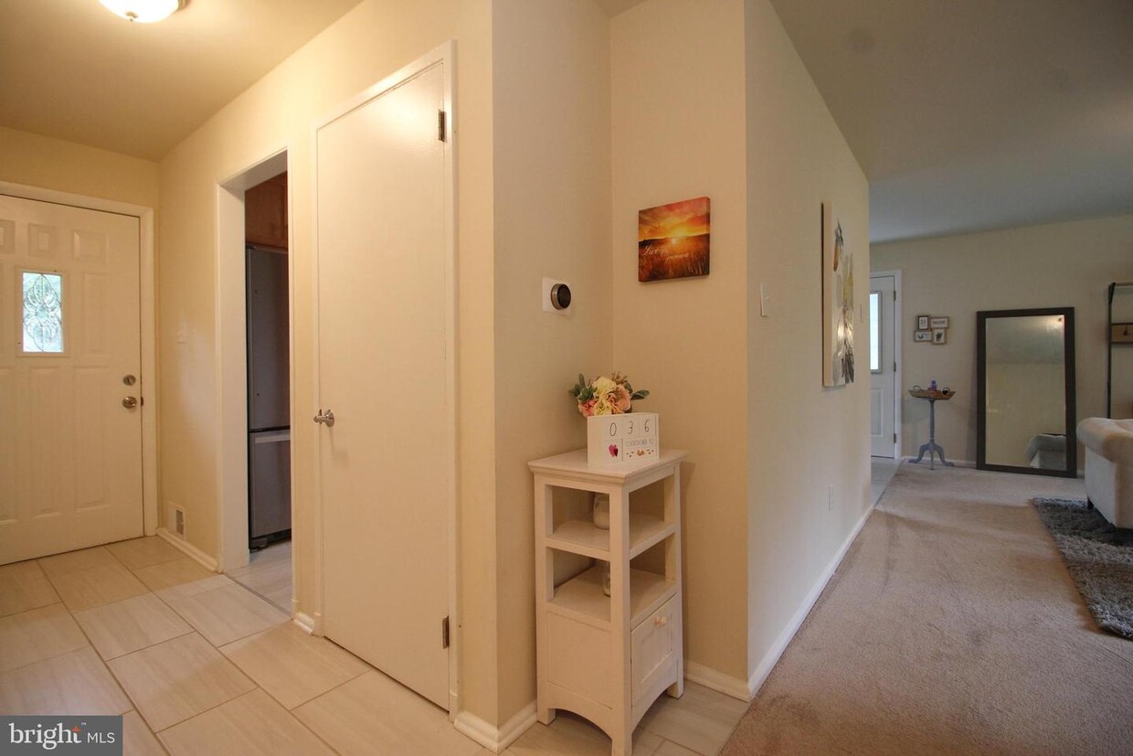 Primary Photo - 4429 Roundhill Rd