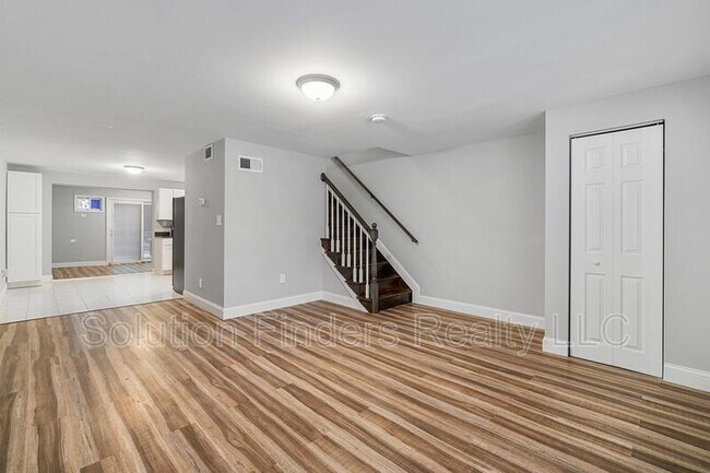 Building Photo - 2034 Kelmore Rd