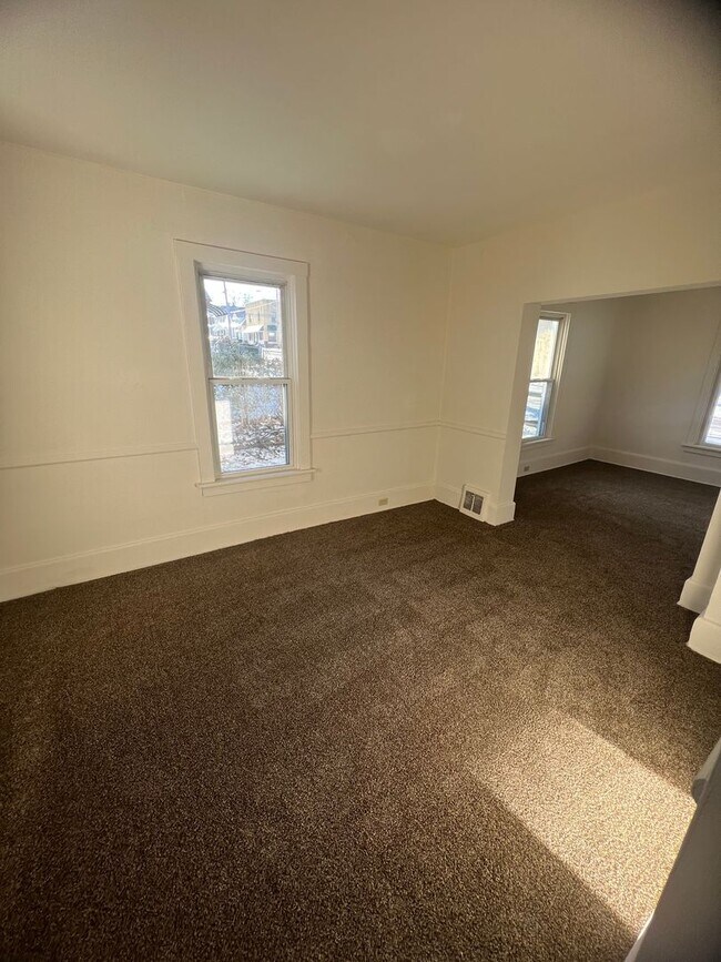 Building Photo - Southeast Erie 3 Bedroom House