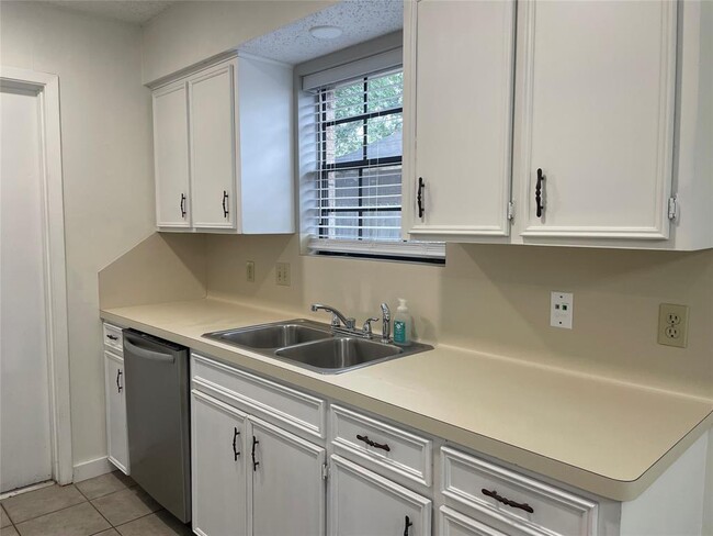 Building Photo - 2609 Cheyenne Dr