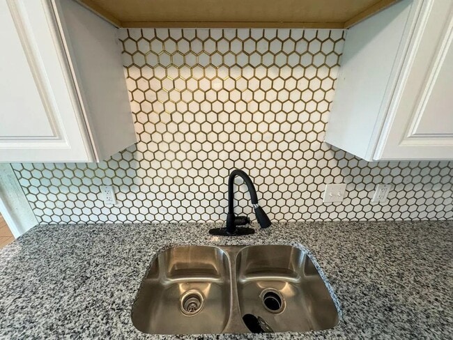 Building Photo - 3 Bed 2 Bath 2 Car Garage in Strafford MO