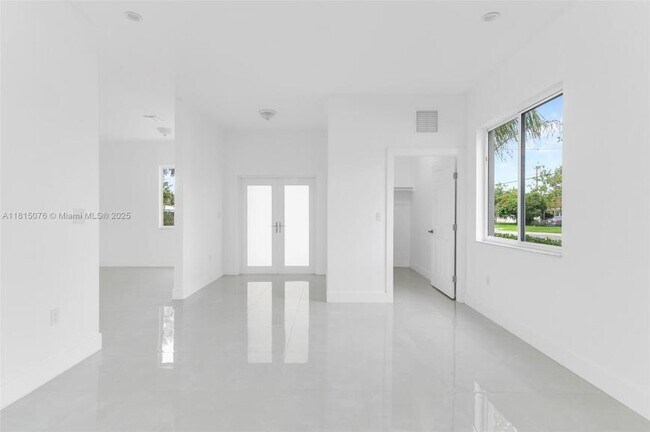 Foto del edificio - 4 bedroom in Hallandale FL 33009