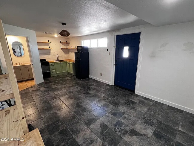 Building Photo - 2102 W Minnezona Ave