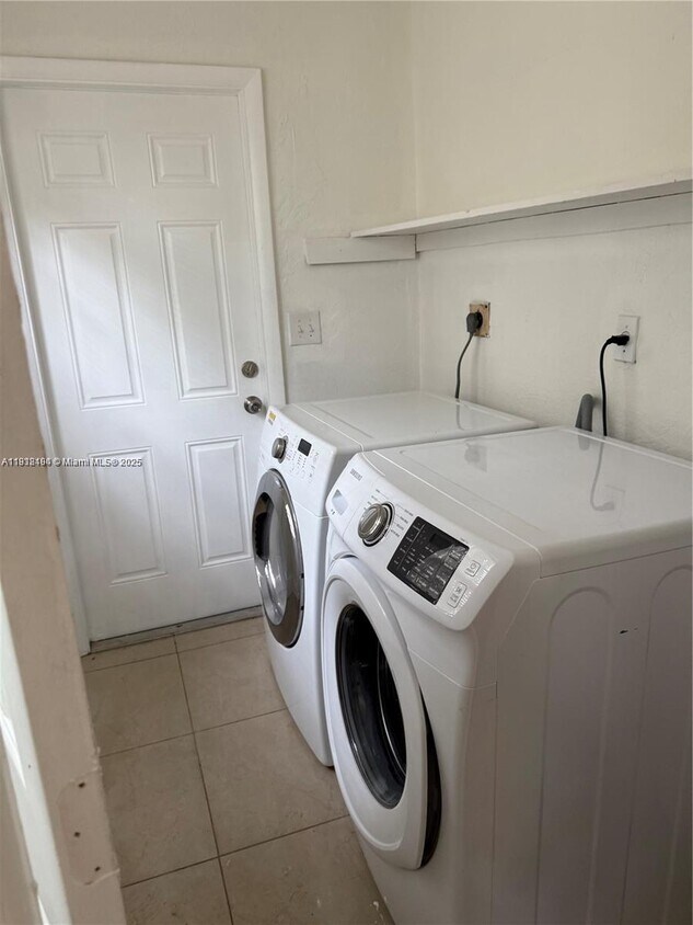 Foto del edificio - 2730 NW 15th Ct