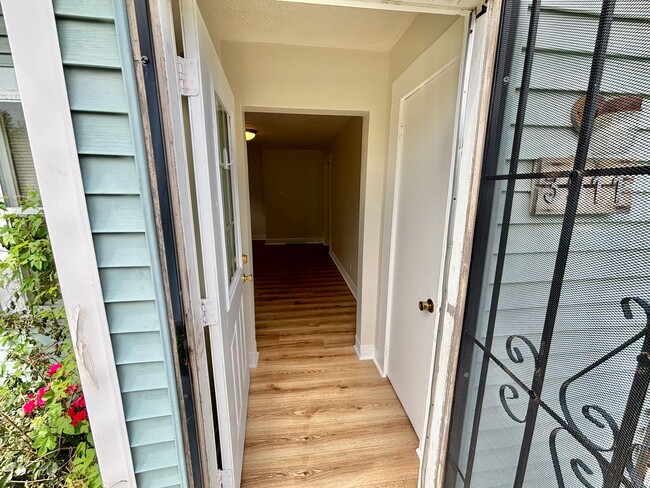 Foto del edificio - 3911 Larkwood Ave
