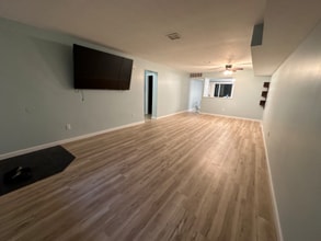 Building Photo - 10 Manorwood Dr