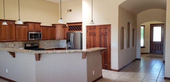 Building Photo - Beautiful Home in Sonoma Ranch with Amazin...