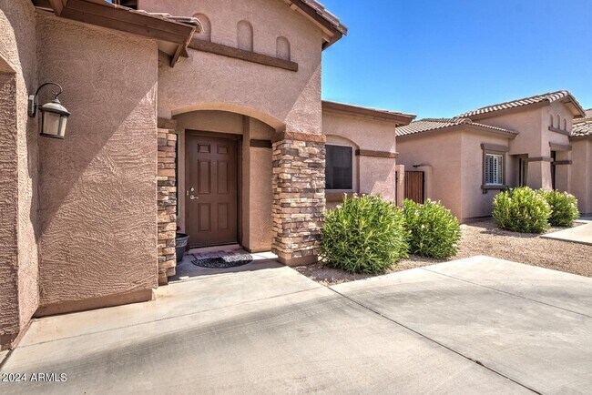 Building Photo - 544 E Rainbow Dr
