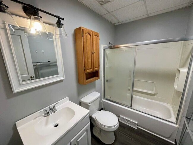 Foto del edificio - 6 bed 3 bath - recently updated large home...